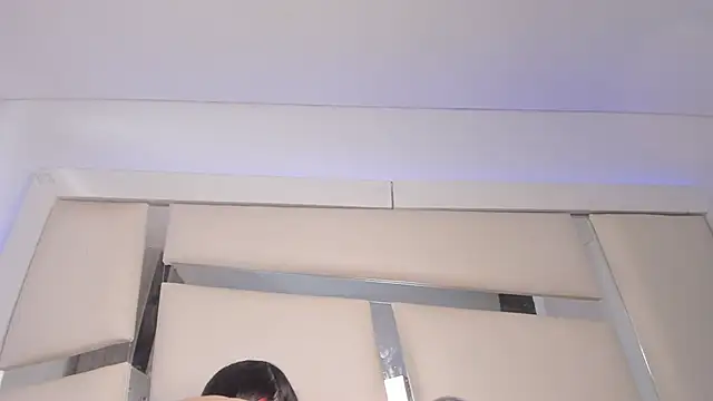 chrystal js online show from February 20, 2025, 4:14 pm