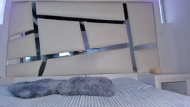 chrystal js online show from March 21, 2026, 1:16 pm