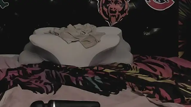 Snapshot of Dominant_BEAR chatting on October 5, 2025, 10:51 pm Dominant BEAR online show from October 5, 2025, 10:51 pm