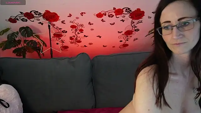 NadjaNeah online show from February 21, 2025, 4:16 pm