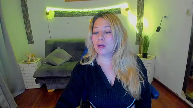 Snapshot of arisha_katy1 chatting on March 6, 2025, 1:37 am arisha katy1 online show from March 6, 2025, 1:37 am