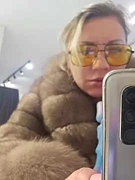 zarina3003 online show from December 15, 2025, 8:24 pm