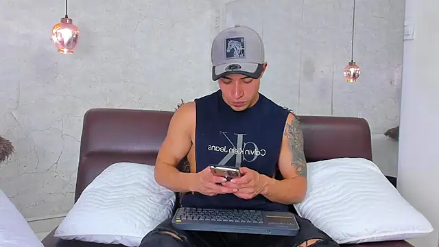 Bryson Collins  online show from January 11, 2025, 9:15 pm