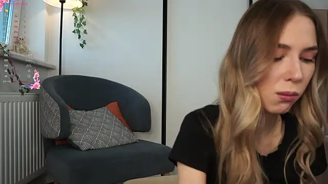 Snapshot of heidas_dream chatting on October 8, 2025, 6:22 am heidas dream online show from October 8, 2025, 6:22 am