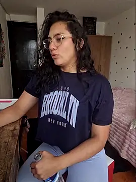 Thaliacooper  online show from November 19, 2025, 5:57 pm