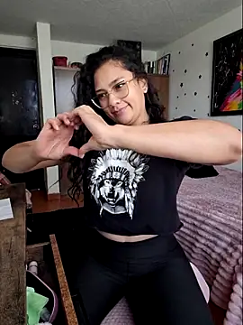 Thaliacooper  online show from June 11, 2026, 5:33 pm