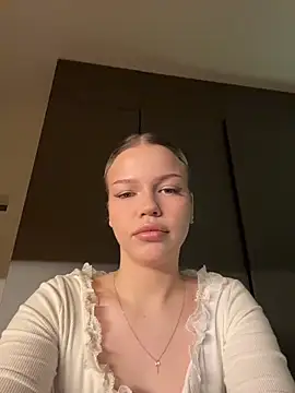 TinyTrixi online show from February 6, 2026, 9:40 pm