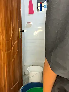 Oliviia  online show from November 6, 2025, 10:27 am