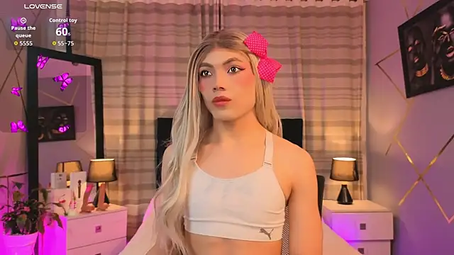 Megan Do Santos online show from November 10, 2025, 8:41 pm