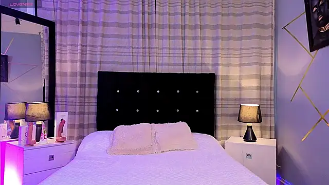 Megan Do Santos online show from December 3, 2025, 8:18 pm