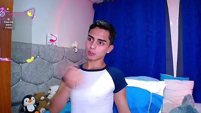 Snapshot of OwenBluee chatting on September 18, 2025, 9:28 pm OwenBluee online show from September 18, 2025, 9:28 pm