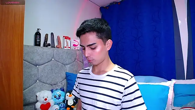 Snapshot of OwenBluee chatting on September 23, 2025, 10:35 pm OwenBluee online show from September 23, 2025, 10:35 pm