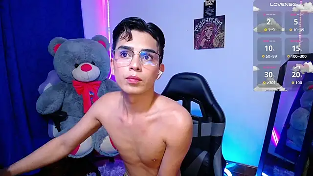 OwenBluee online show from June 14, 2026, 1:25 am
