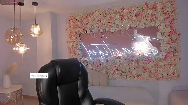 ArianaDumont online show from May 2, 2026, 11:15 am