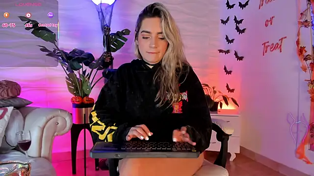 Snapshot of mariablonde_ chatting on October 13, 2025, 8:20 pm mariablonde  online show from October 13, 2025, 8:20 pm
