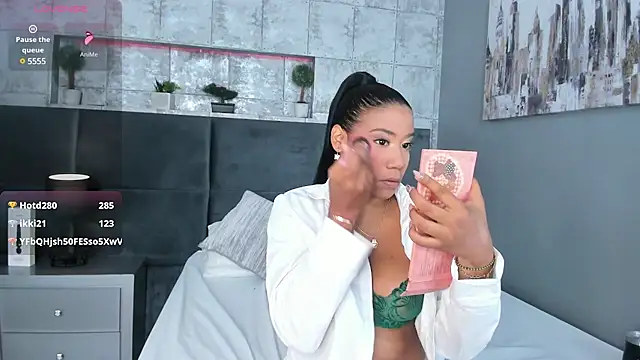 Salome Diaz  online show from January 7, 2025, 1:03 pm