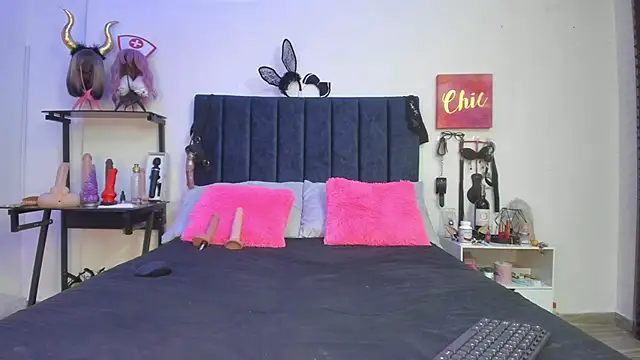 Snapshot of emmily_giraldo chatting on December 18, 2024, 2:17 pm emmily giraldo online show from December 18, 2024, 2:17 pm