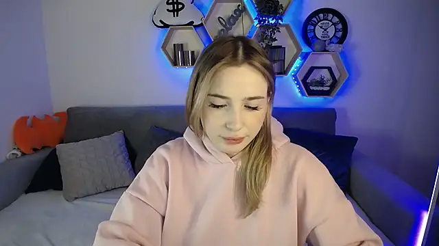 Snapshot of SabrinViolet chatting on December 18, 2024, 12:18 pm SabrinViolet online show from December 18, 2024, 12:18 pm