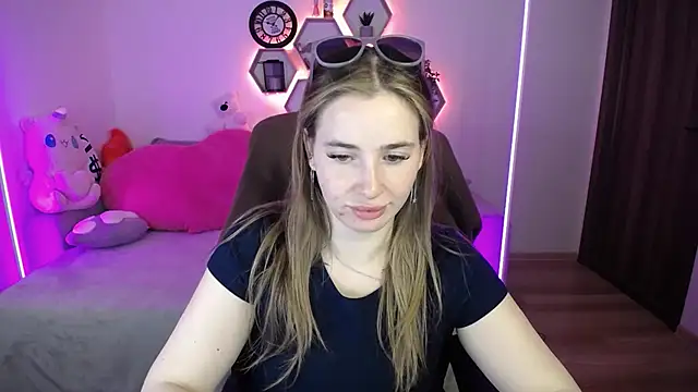SabrinViolet online show from May 6, 2026, 8:08 am