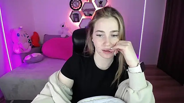 SabrinViolet online show from May 8, 2026, 8:08 am