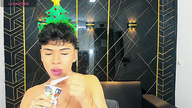 Snapshot of Timmy_King_ chatting on December 21, 2024, 12:42 am Timmy King online show from December 21, 2024, 12:42 am