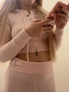 Holly-Glamour online show from December 5, 2025, 5:09 pm