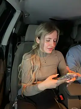 Holly-Glamour online show from May 6, 2026, 9:20 pm