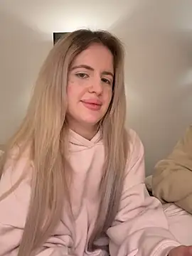 Holly-Glamour online show from May 8, 2026, 1:22 am