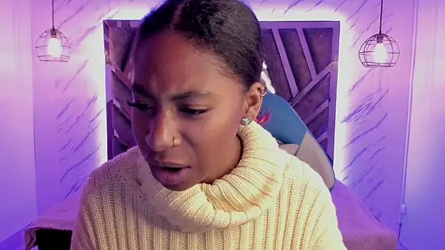 Snapshot of Queen_perla_ chatting on December 19, 2024, 12:01 pm Queen perla online show from December 19, 2024, 12:01 pm