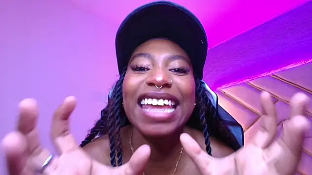 Snapshot of Queen_perla_ chatting on March 21, 2025, 3:24 pm Queen perla online show from March 21, 2025, 3:24 pm
