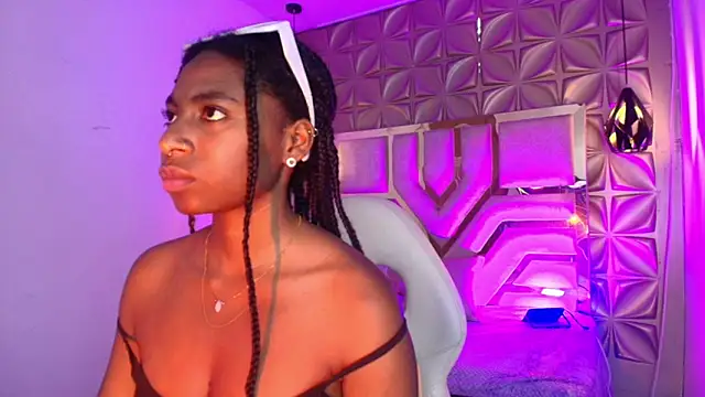 Queen perla  online show from March 1, 2026, 6:21 pm