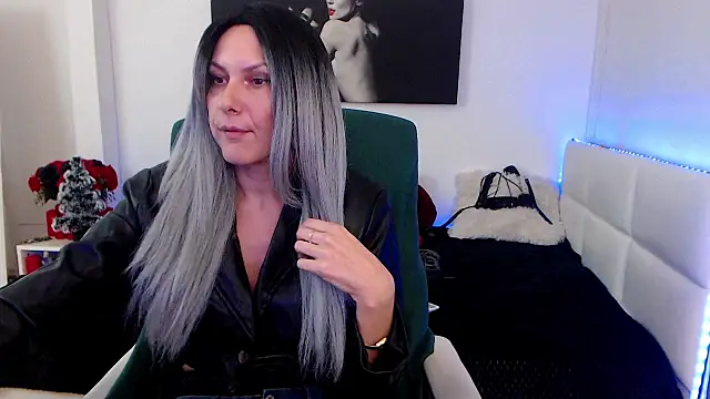 Snapshot of EvelynQueenn chatting on December 9, 2024, 10:54 am EvelynQueenn online show from December 9, 2024, 10:54 am