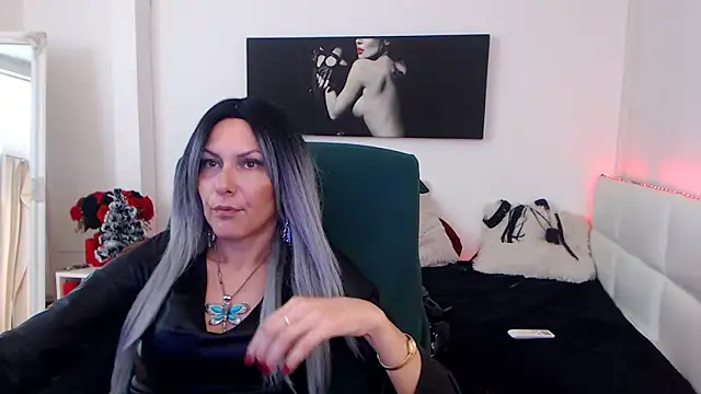 Snapshot of EvelynQueenn chatting on December 10, 2024, 6:54 am EvelynQueenn online show from December 10, 2024, 6:54 am