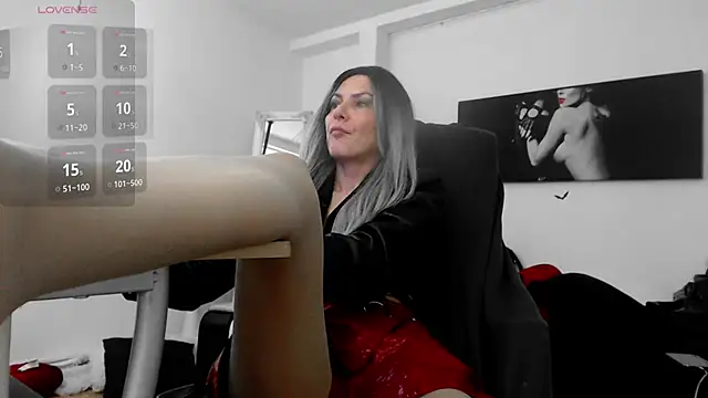 Snapshot of EvelynQueenn chatting on December 15, 2024, 11:55 am EvelynQueenn online show from December 15, 2024, 11:55 am