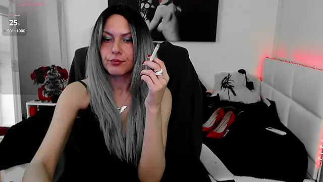 Snapshot of EvelynQueenn chatting on December 17, 2024, 5:18 am EvelynQueenn online show from December 17, 2024, 5:18 am