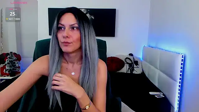 Snapshot of EvelynQueenn chatting on December 20, 2024, 5:04 am EvelynQueenn online show from December 20, 2024, 5:04 am