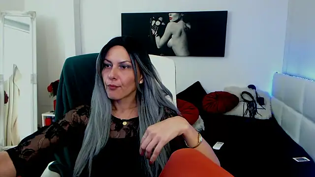 Snapshot of EvelynQueenn chatting on December 20, 2024, 11:21 am EvelynQueenn online show from December 20, 2024, 11:21 am