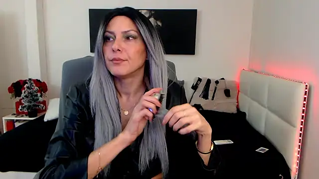 Snapshot of EvelynQueenn chatting on December 23, 2024, 6:11 am EvelynQueenn online show from December 23, 2024, 6:11 am