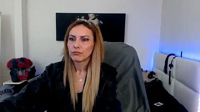 Snapshot of EvelynQueenn chatting on February 2, 2025, 6:15 am EvelynQueenn online show from February 2, 2025, 6:15 am