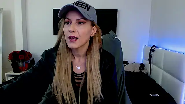 Snapshot of EvelynQueenn chatting on February 3, 2025, 6:13 am EvelynQueenn online show from February 3, 2025, 6:13 am