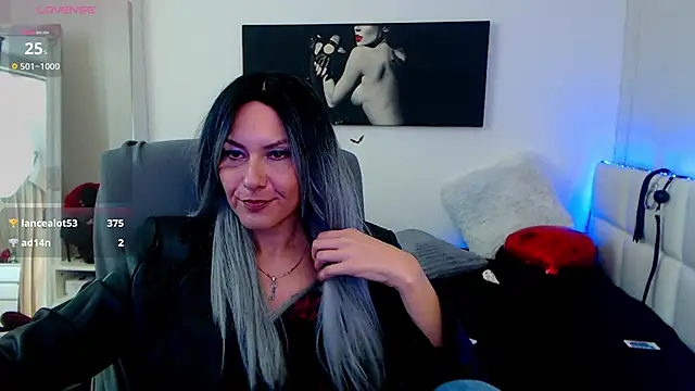 Snapshot of EvelynQueenn chatting on February 17, 2025, 6:31 am EvelynQueenn online show from February 17, 2025, 6:31 am