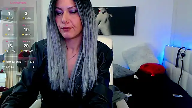 Snapshot of EvelynQueenn chatting on February 17, 2025, 9:35 am EvelynQueenn online show from February 17, 2025, 9:35 am