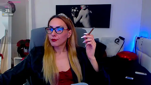 Snapshot of EvelynQueenn chatting on March 22, 2025, 9:24 am EvelynQueenn online show from March 22, 2025, 9:24 am