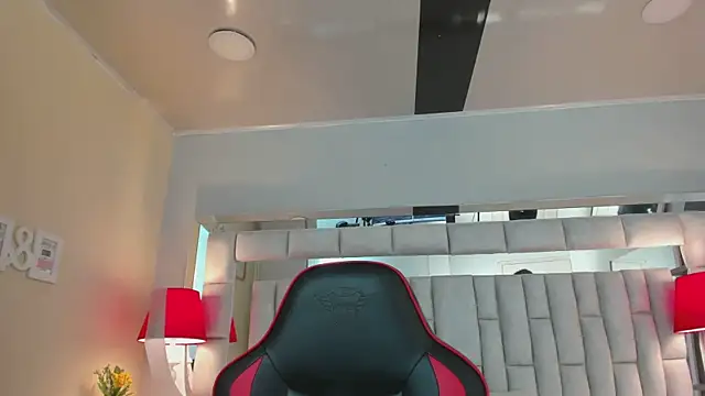 mariiahneedles online show from October 30, 2025, 3:08 am