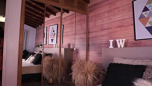 IzzyWild online show from October 20, 2025, 11:43 am