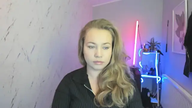 holly xglam online show from October 15, 2025, 6:08 pm