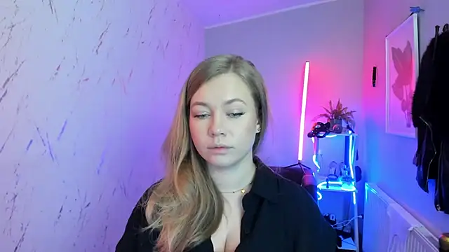 holly xglam online show from November 13, 2025, 6:29 pm