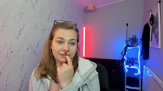 holly xglam online show from February 10, 2026, 8:02 pm