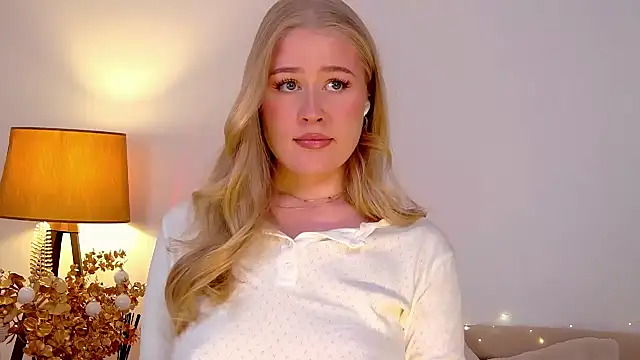 JuliaJaee online show from January 14, 2025, 8:04 pm