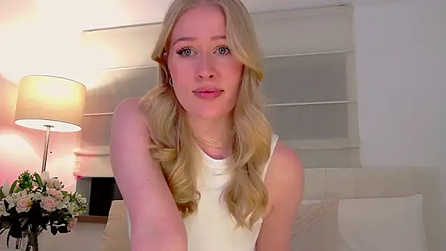 JuliaJaee online show from October 27, 2025, 6:34 pm